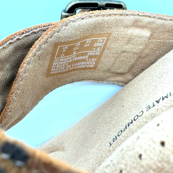 Clarks Collection Brynn Madi Leopard Leather Comfort Casual Thong Sandals 9.5 - Picture 2 of 5